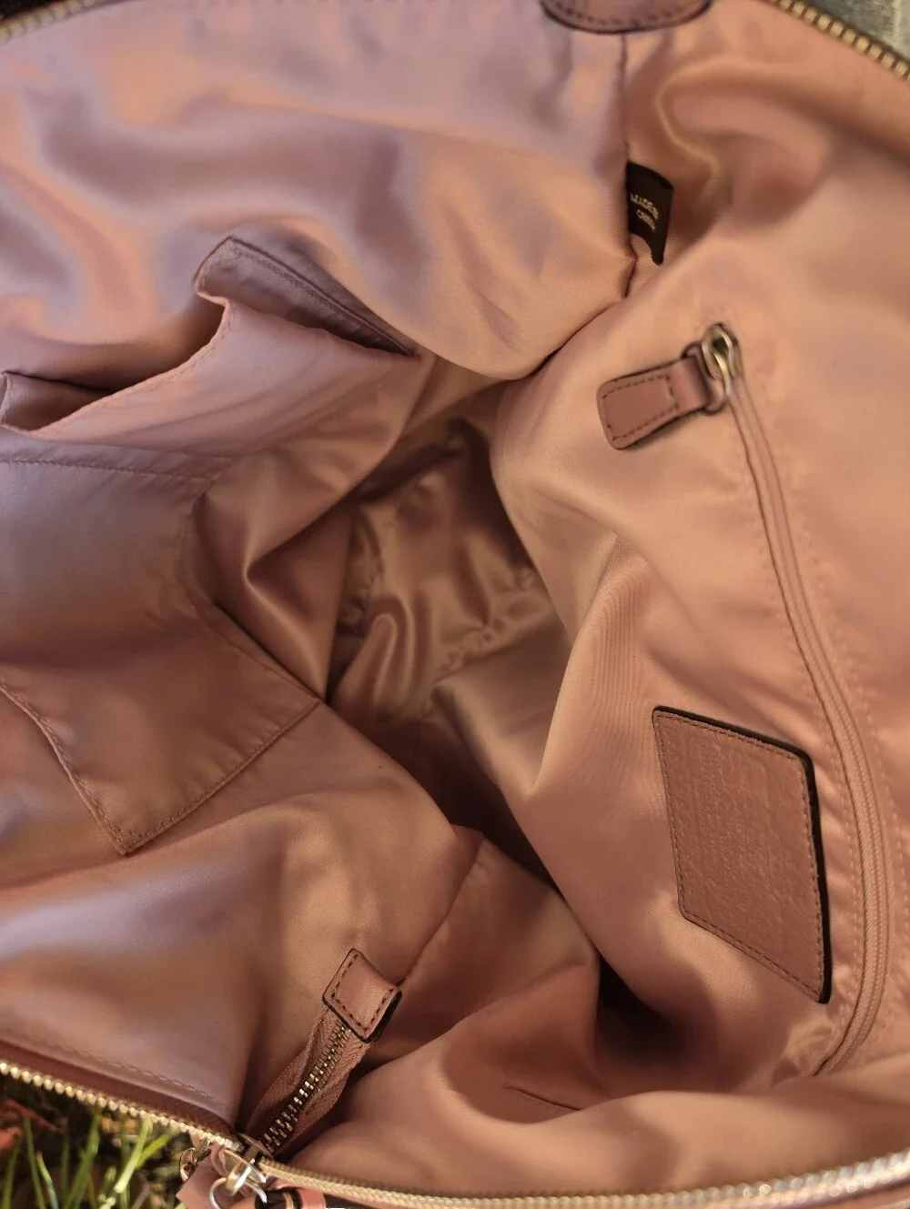 Coach Madison Lindsey satchel made of leather with brass hardware.EUC Soft Pink